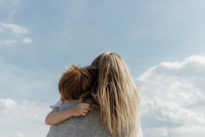 Mama und Sohn umarmen sich